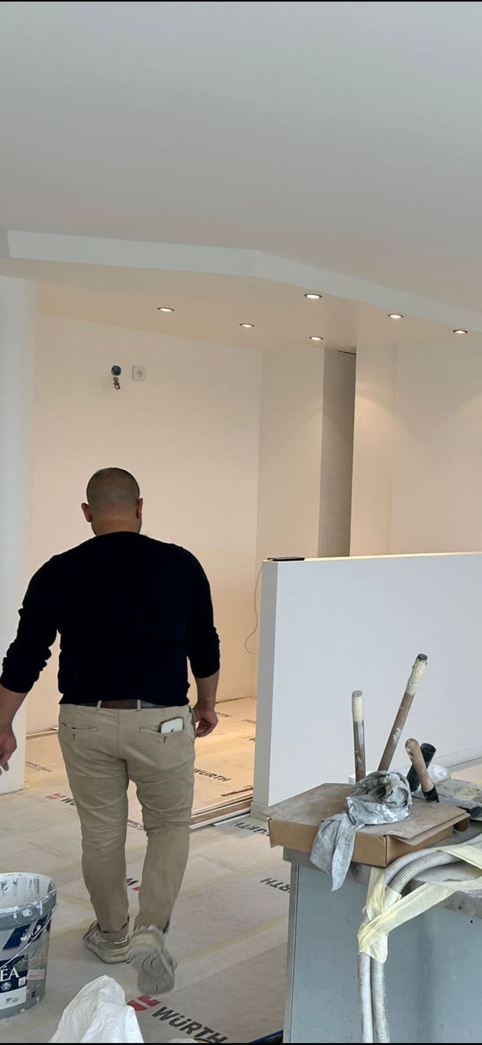 Point de chantier dans un séjour en cours de finition